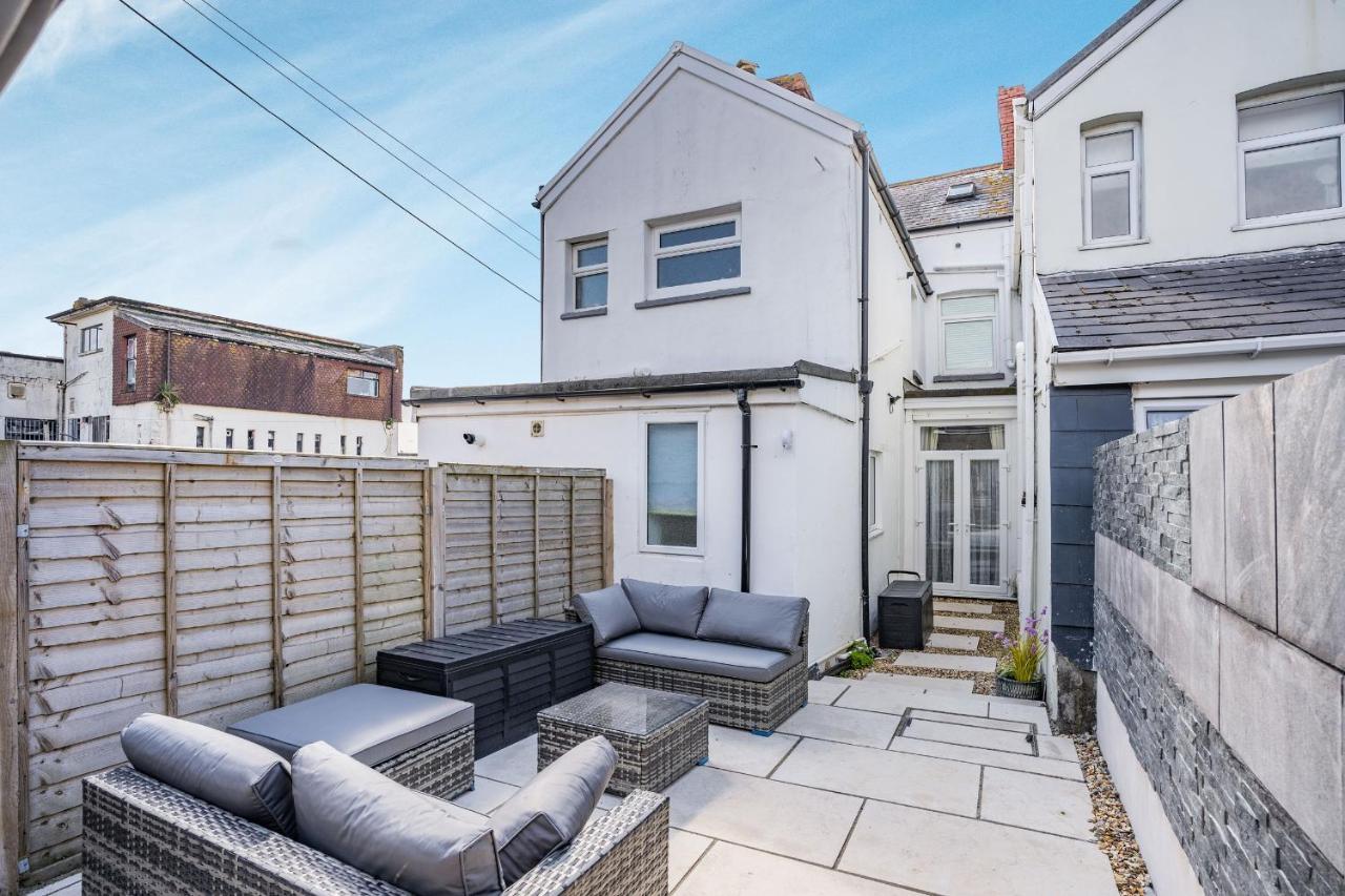 76a Mackworth Road * Porthcawl